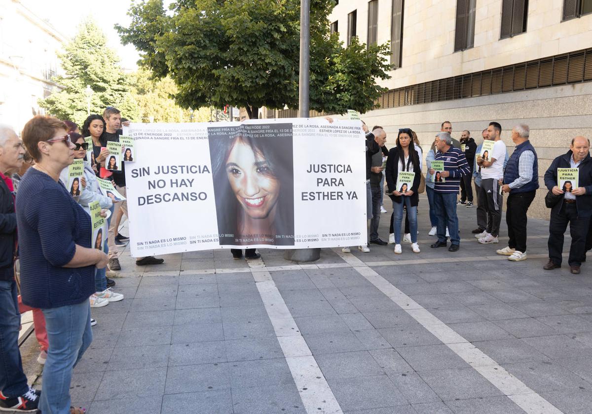 Medio centenar de asistentes este viernes en las puertas del juzgado para pedir justicia para Esther.