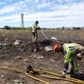 El enésimo incendio en el vertedero ilegal de La Florida quema basuras y maleza