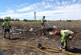 Los Bomberos sofocan los últimos rescoldos del incendio en los terrenos de La Florida.