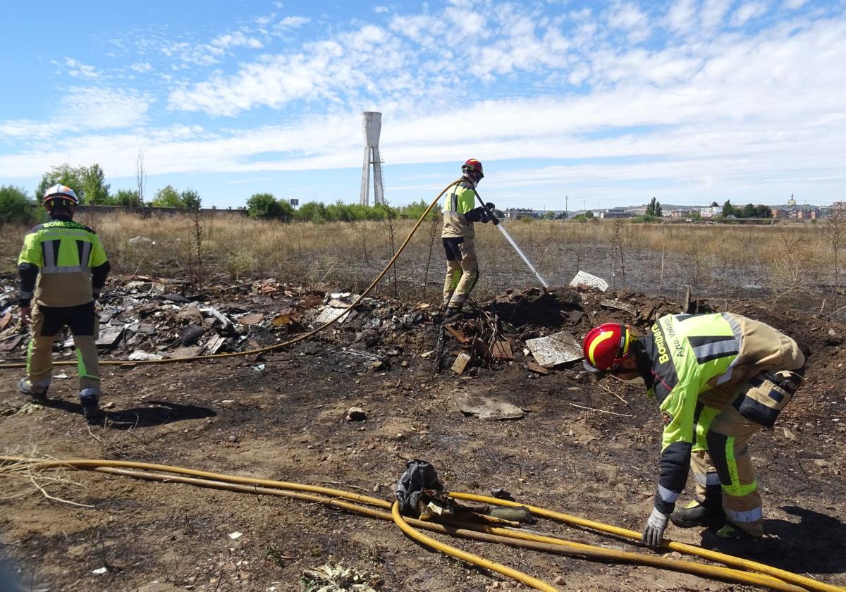El enésimo incendio en el vertedero ilegal de La Florida quema basuras y maleza