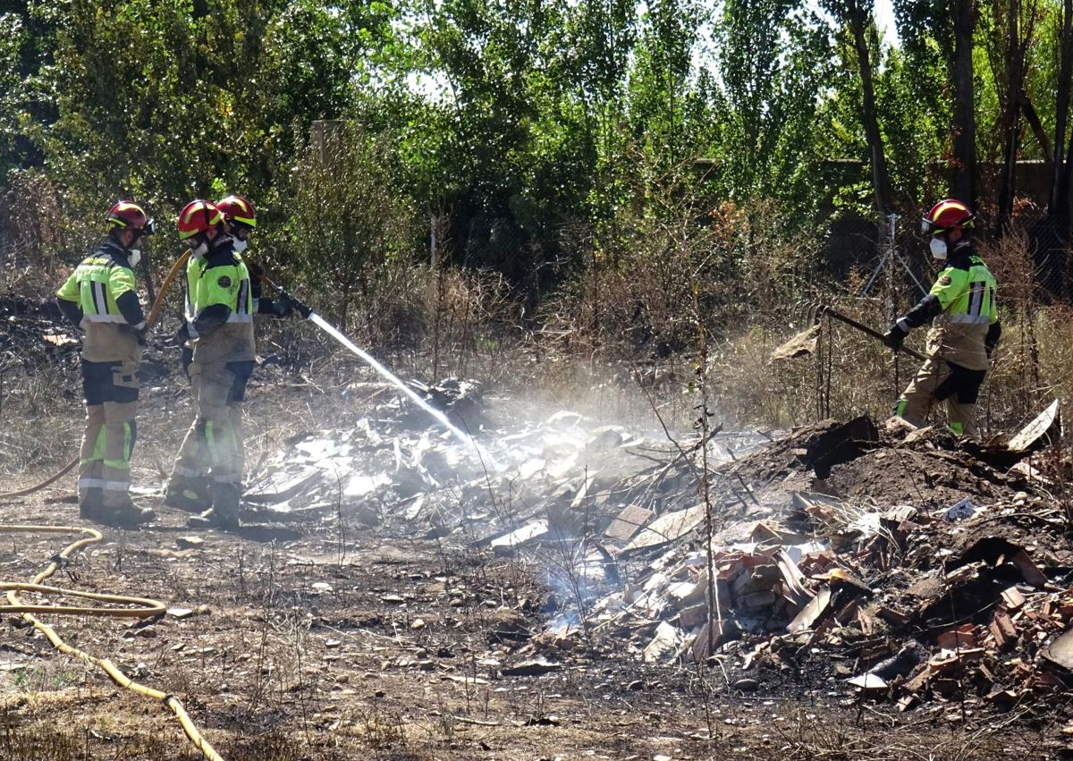 Imagen secundaria 1 - Labores de extinción en los terrenos vallados y escombros en el entorno de La Florida.