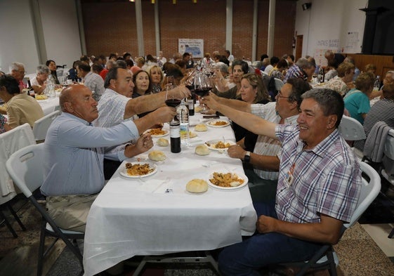 Brindis realizado, durante la comida de confraternización, por un grupo de amigos y socios de la asociación San Pelayo.