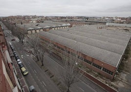 Naves de los viejos talleres de Renfe junto al paseo de Farnesio.