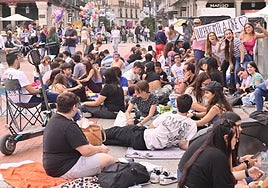 Los fans aguardan con expectación a Ana Mena en la Plaza Mayor