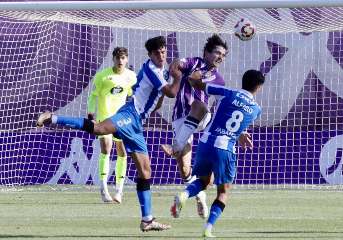 El blanquivioleta Fran Ortuño despeja el balón ante Aarón Sánchez y Álex Alfaro