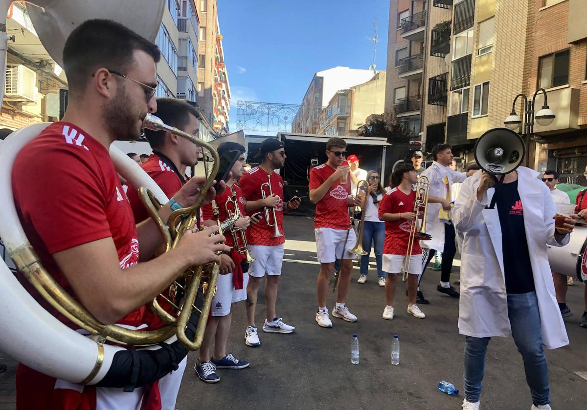 La charanga, poniéndole todo el ambiente a la fiesta.