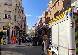 Vehículo volcado tras el accidente en la calle La Puebla.