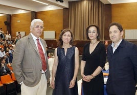 Ana Ortega, junto a José Antonio Orejas, ambos, a la izquierda, en una foto de 2019.