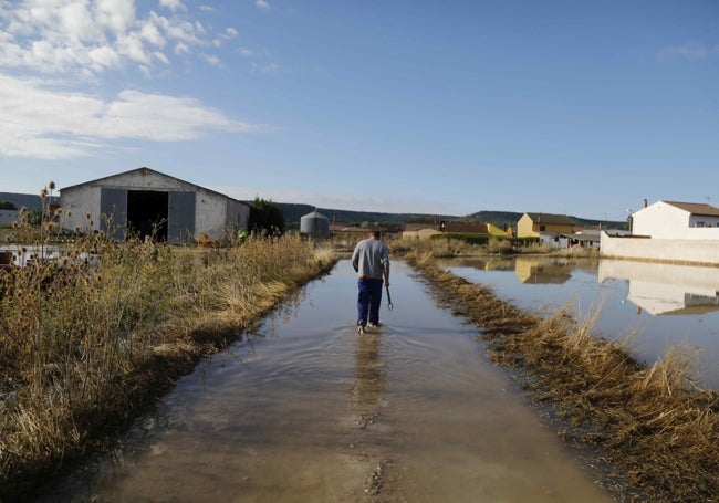 Un agricultor de Valbuena afectado por el vertido de agua en diferentes instalaciones e inmuebles.