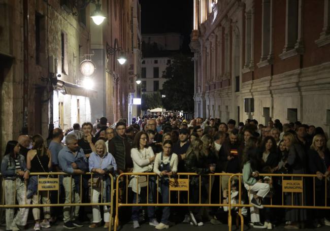 El público que no pudo acceder a la Plaza Mayor, que ya había rebasado su aforo antes de iniciarse el concierto.