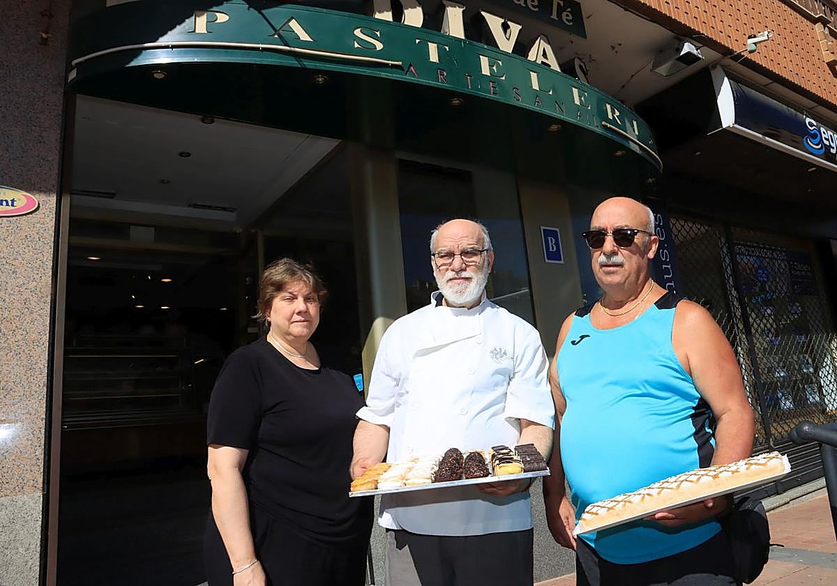 Los hermanos Francisco y Manuel Olmos junto a Begoña Tejedor, a las puertas de su establecimiento.