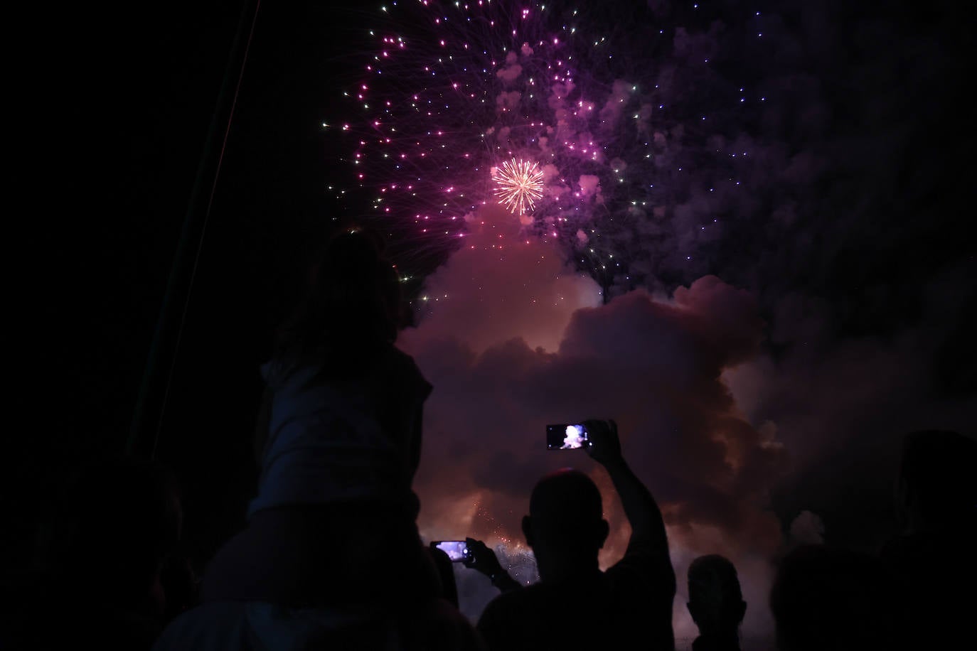 El fin de fiestas con la mascletá y los fuegos artificiales, foto a foto