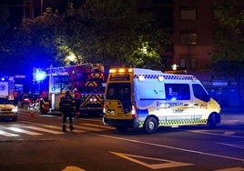 Imagen de archivo de una ambulancia en una actuación nocturna.