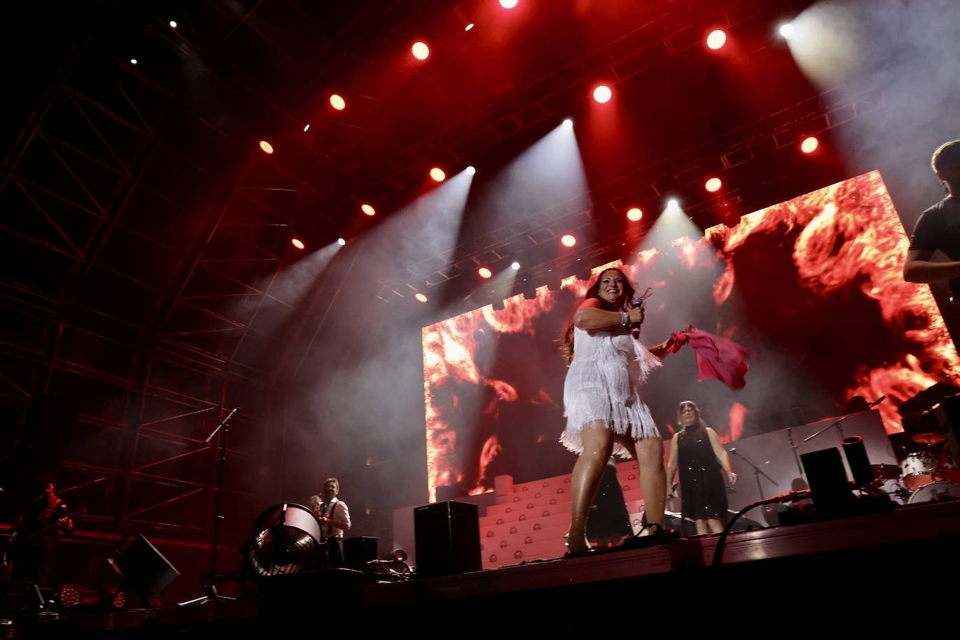 Imágenes del soul y blues de Linda Burneti en su concierto de fiestas