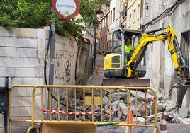 Un operario avanza en el picado de la calle Rosario.