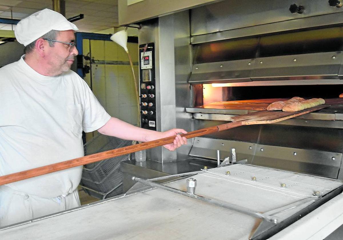 Pablo Malanda trabaja en el horno de su obrador.