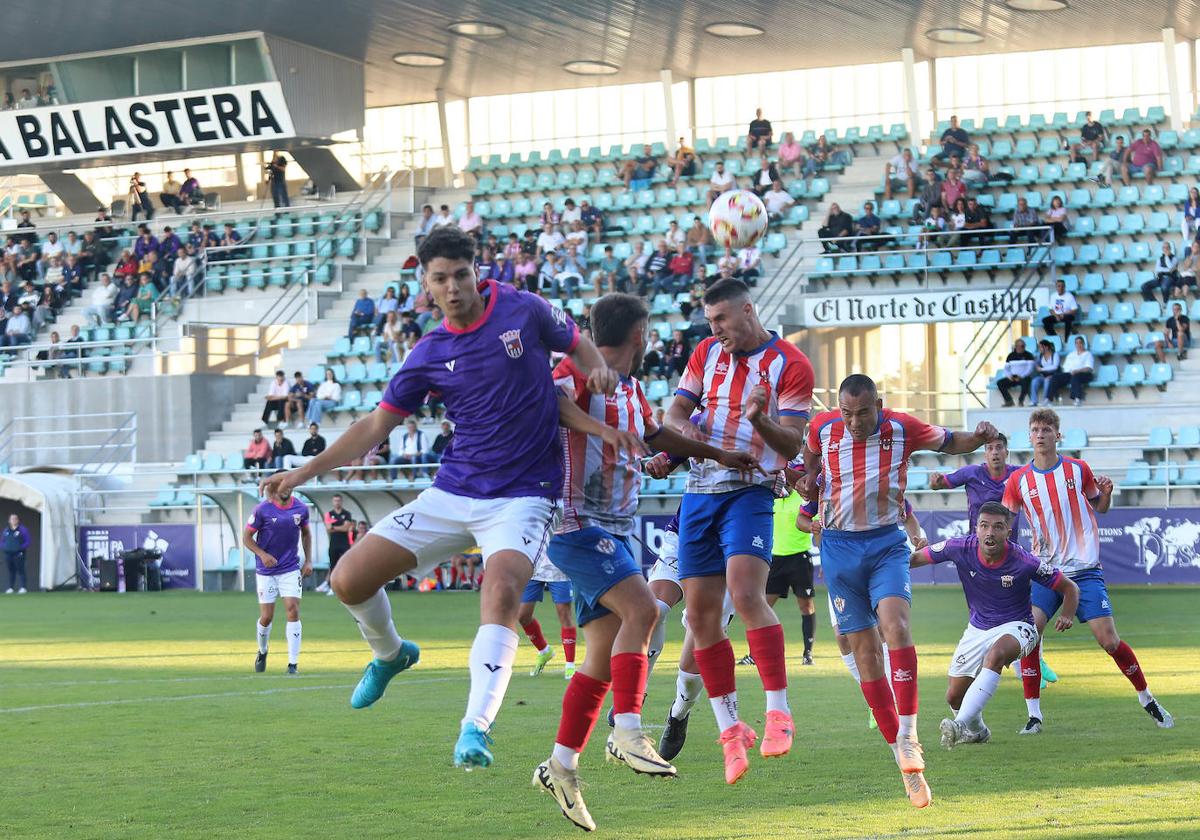 Héctor trata de golpear de cabeza en el área rival ante la mirada de Adri Herrera al fondo.