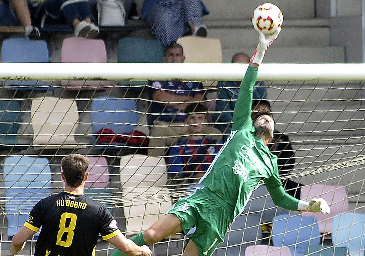 Carmona realiza una de sus muchas paradas ante el Barakaldo.