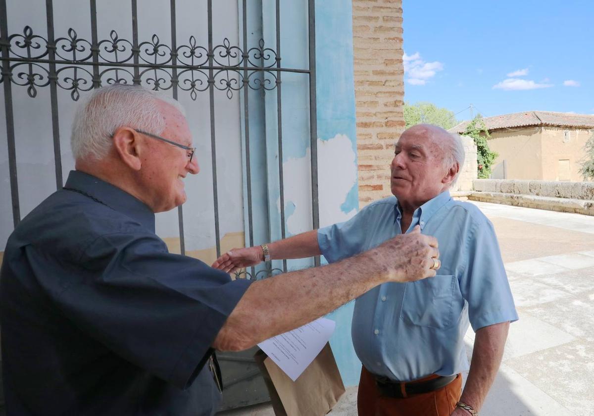 Nicolás Castellanos, a la izquierda, saluda a Francis Chapelet el pasado 18 de agosto en Abarca.