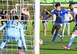 Hugo de Bustos se dispone a lanzar y a anotar el segundo gol del Palencia Cristo.