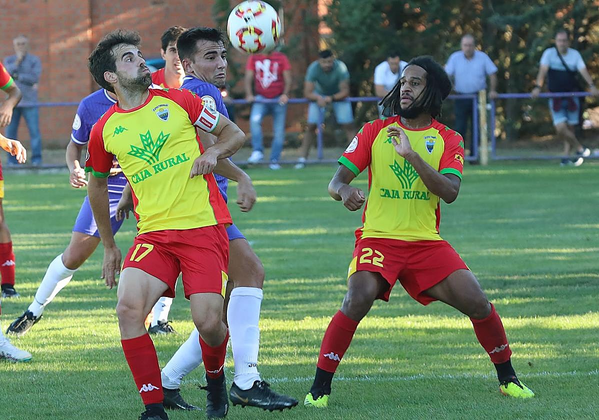 Abraham y Fer tratan de frenar a un jugador becerrileño.
