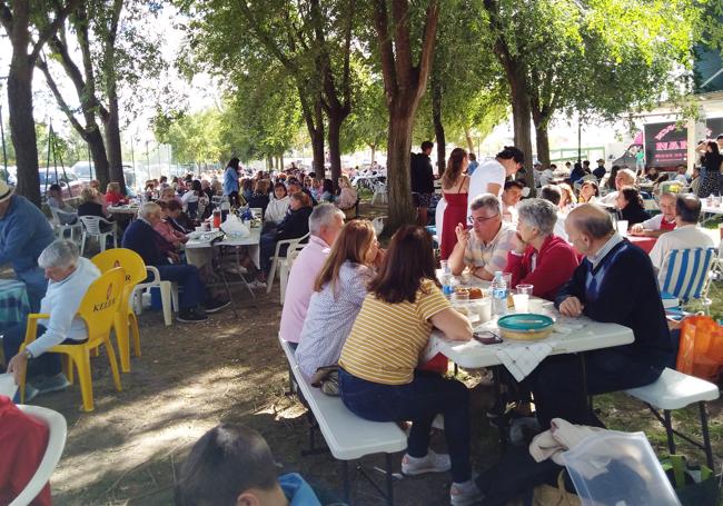 Degustación en el espacio recreativo del complejo polideportivo.