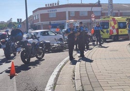 Agentes de la Policía Local en el lugar del accidente.