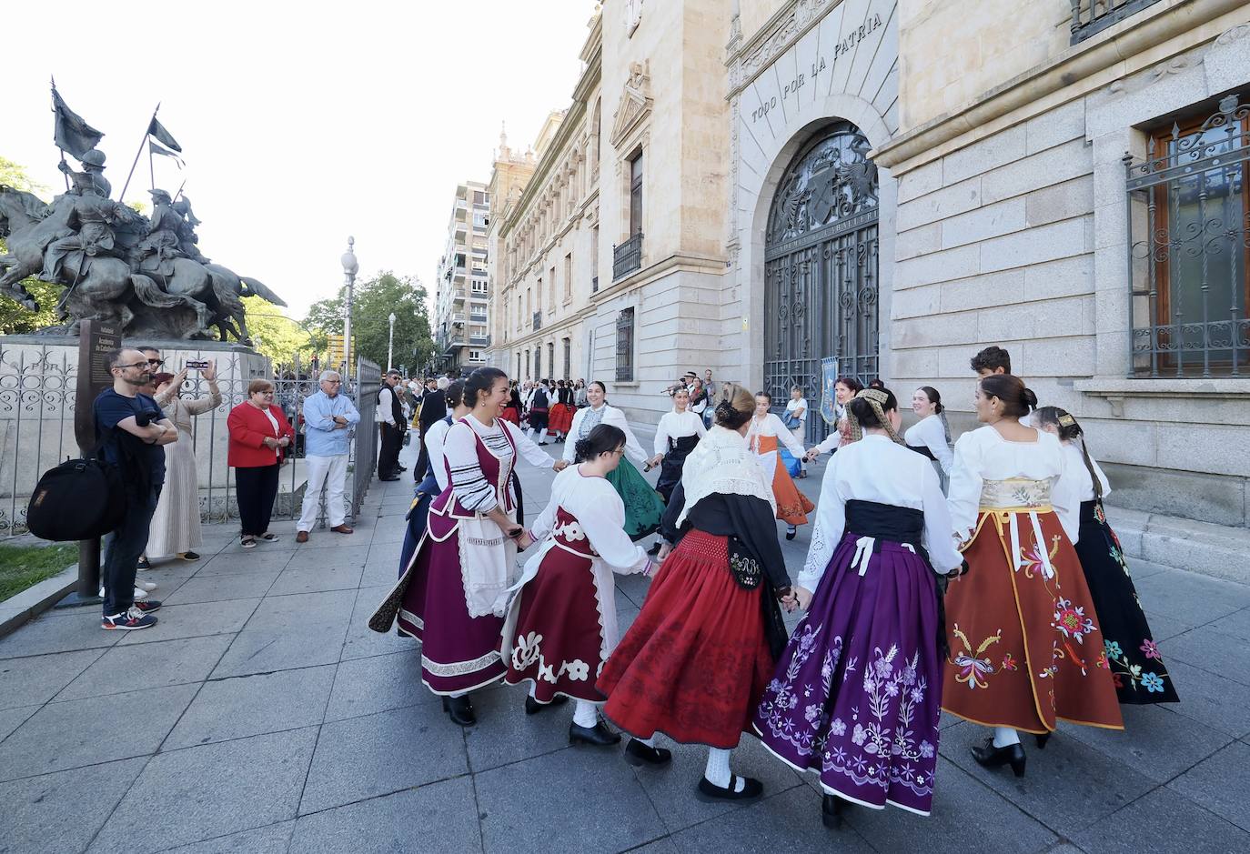 El centro de Valladolid se llena de música y folklore