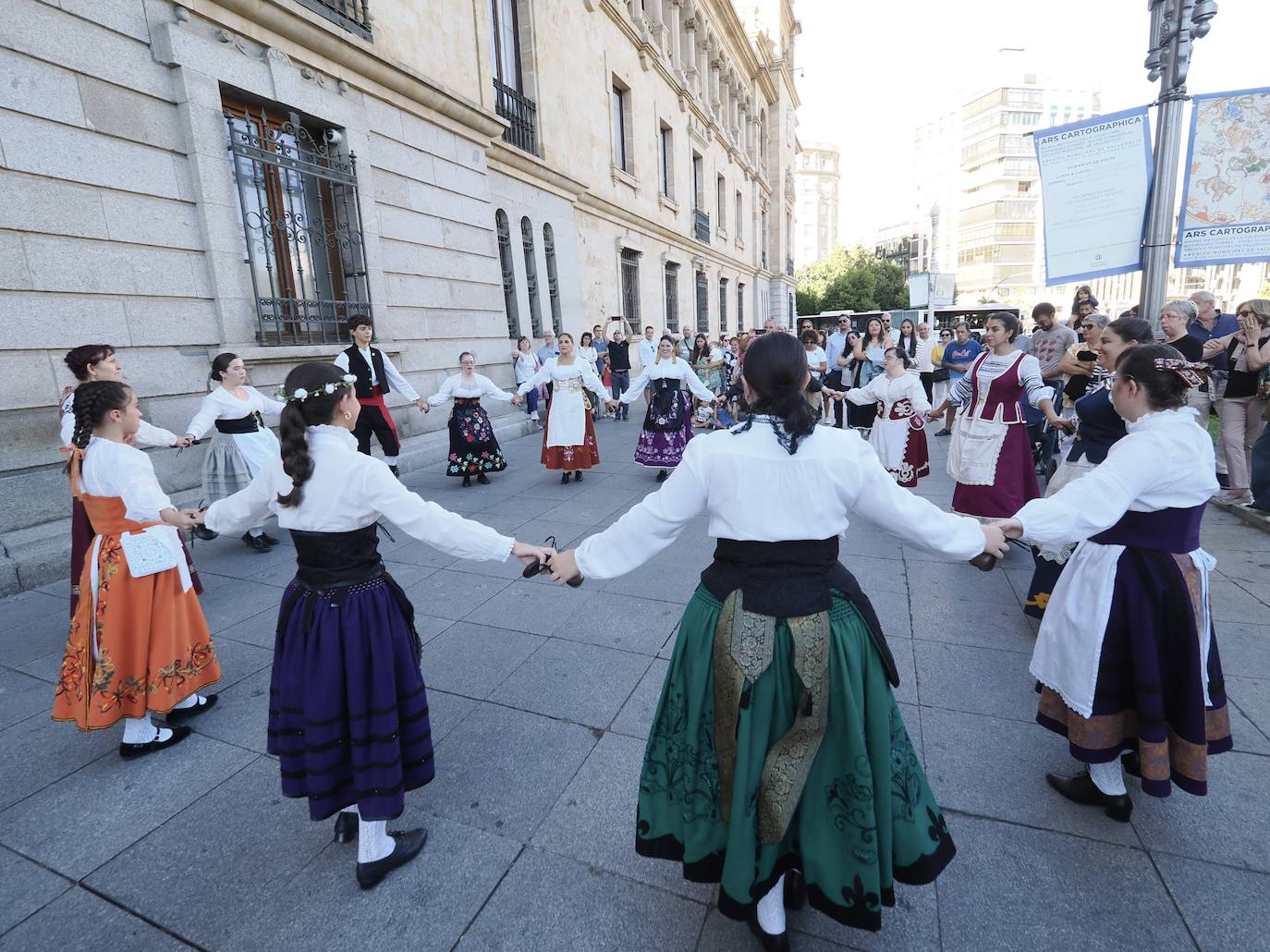 El centro de Valladolid se llena de música y folklore