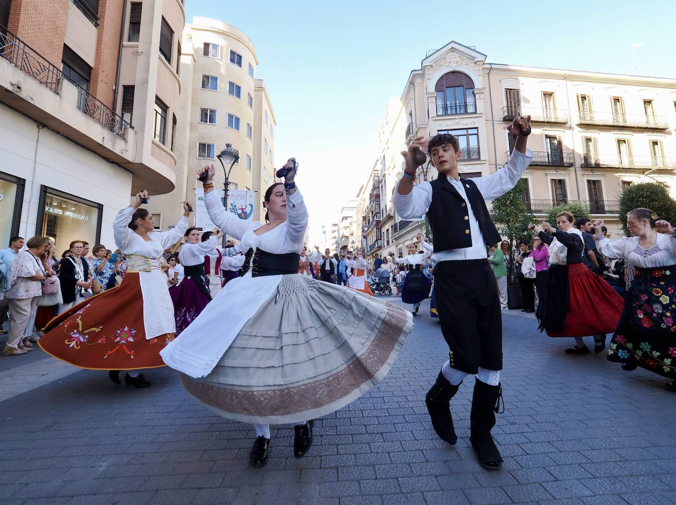 El centro de Valladolid se llena de música y folklore