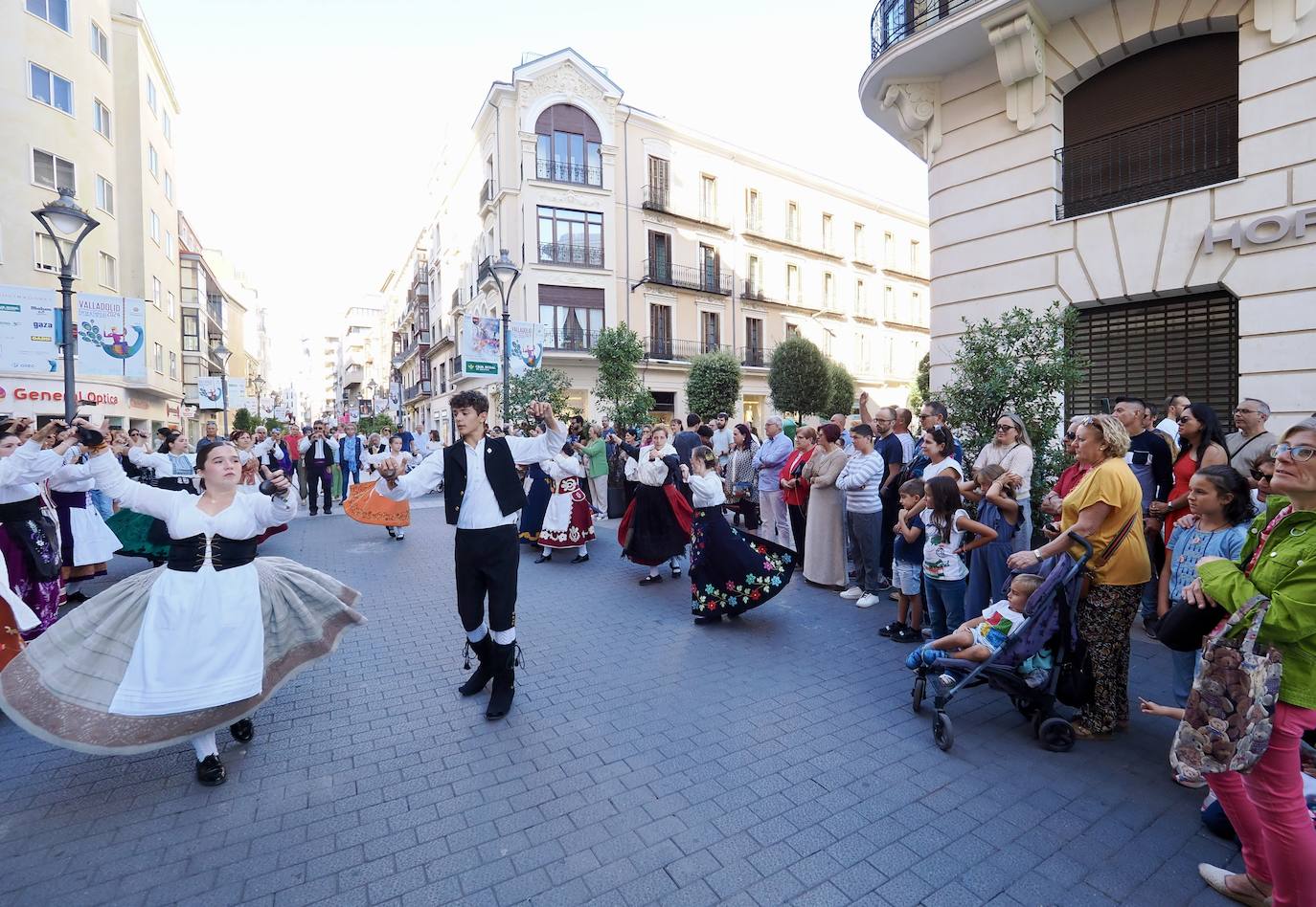 El centro de Valladolid se llena de música y folklore