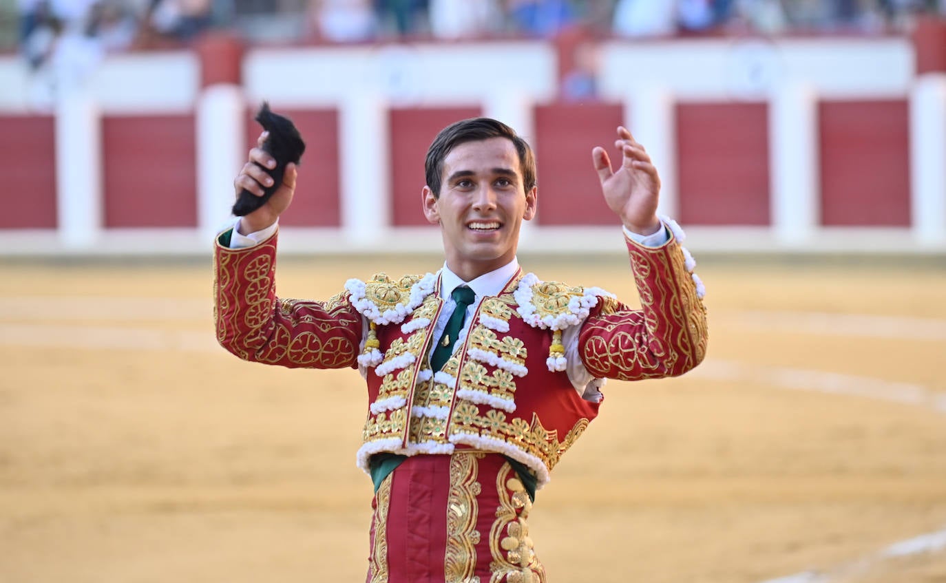 Imágenes de la tarde de toros de los diestros banderilleros en Valladolid