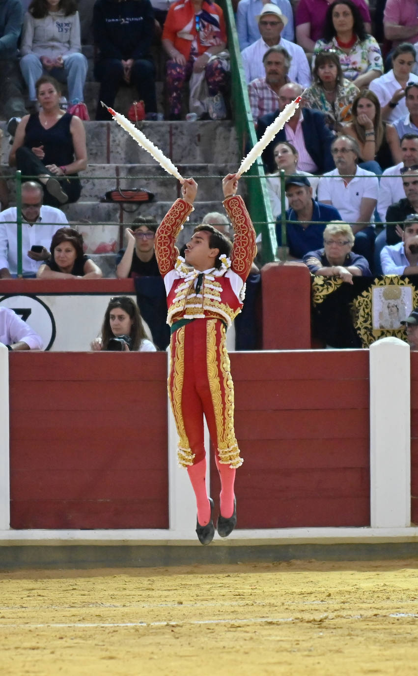 Imágenes de la tarde de toros de los diestros banderilleros en Valladolid