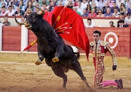 Alejandro Talavante en el inicio de su faena con el premiado toro Batatero.