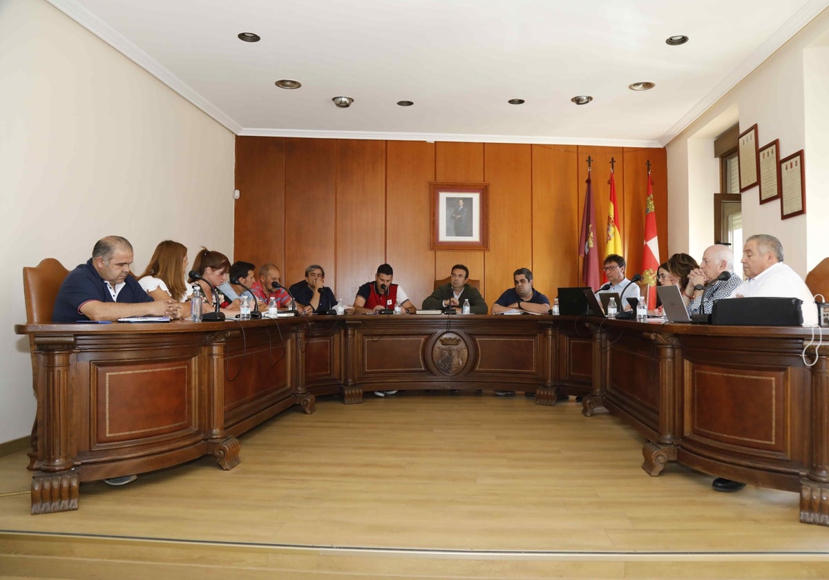 Celebración del pleno extraordinario. En el centro el alcalde, a su derecha los concejales del equipo de gobierno y a su izquierda los ediles de la oposición.