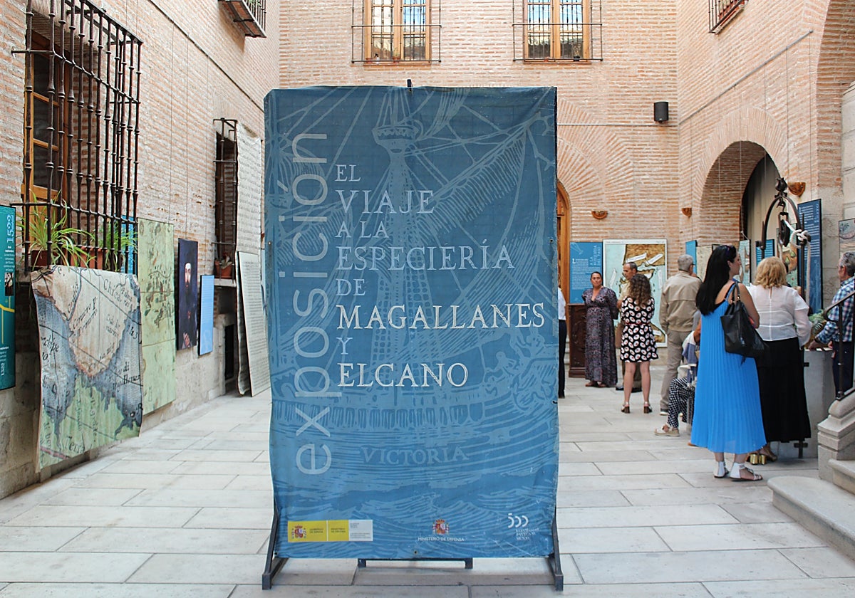 Paneles de la muestra 'Viaje a la Especería de Magallanes y Elcano' en el Patio del Pozo.
