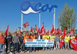 Manifestación de este martes a las puertas de Acor en Olmedo.