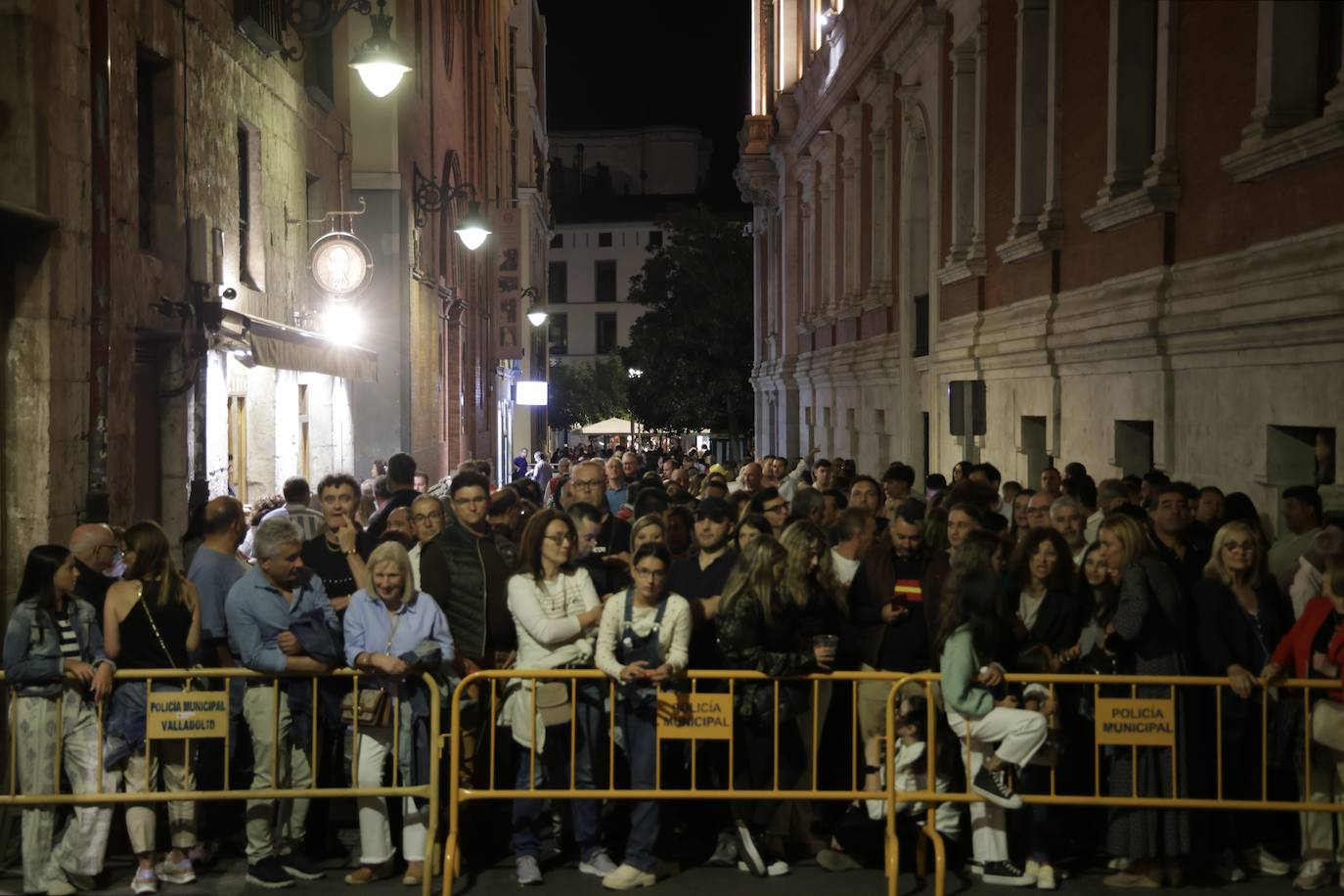 Centenares de personas siguen el sábado el concierto de Ana Mena en la calle Jesús ante la imposibilidad de acceder a la Plaza Mayor por aforo completo.