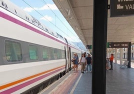 Varios pasajeros bajan del tren en la estación Segovia-Guiomar.