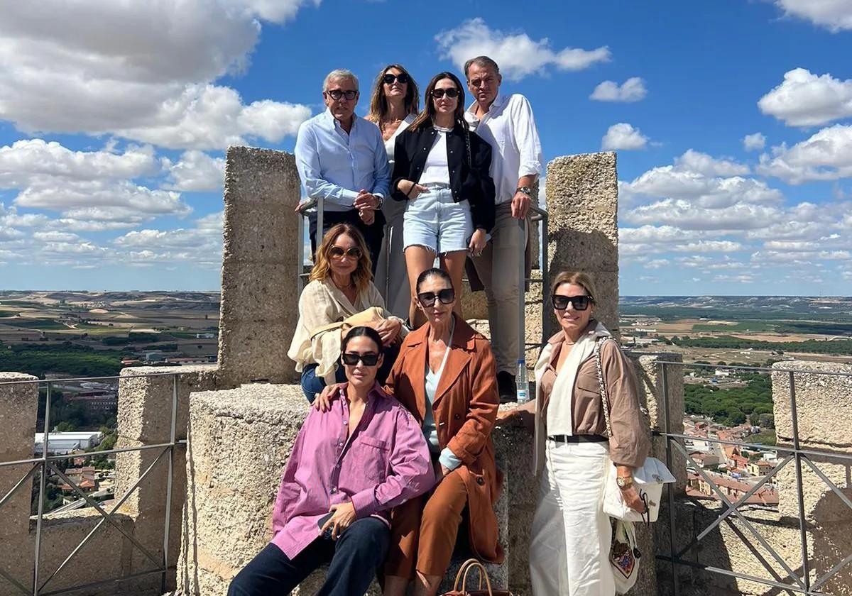 El grupo de amigas y amigos en la torre del homenaje del castillo de Peñafiel.