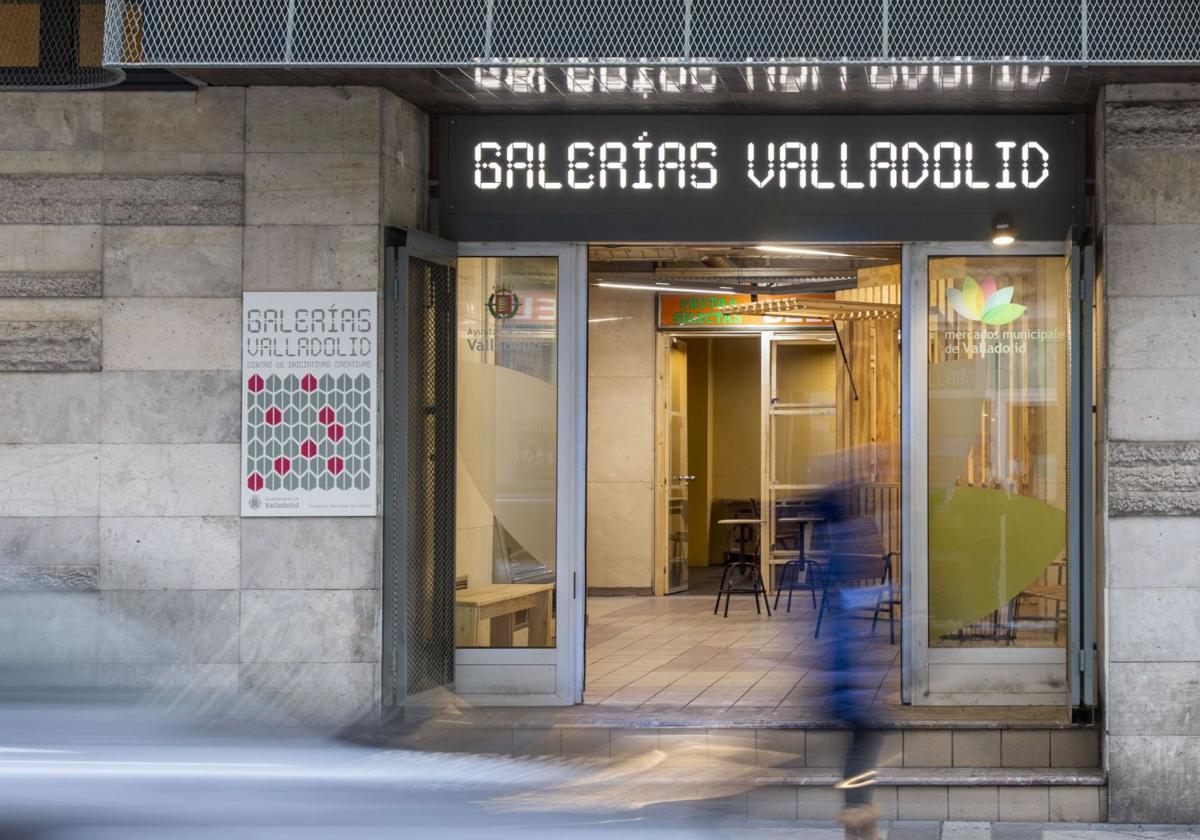 Entrada al espacio Galerías VA, en la calle López Gómez de Valladolid.