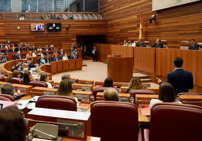 Panorámica del salón de plenos, con la silla vacía de Ana Sánchez en la Mesa, entre Carlos Pollán y Diego Moreno.