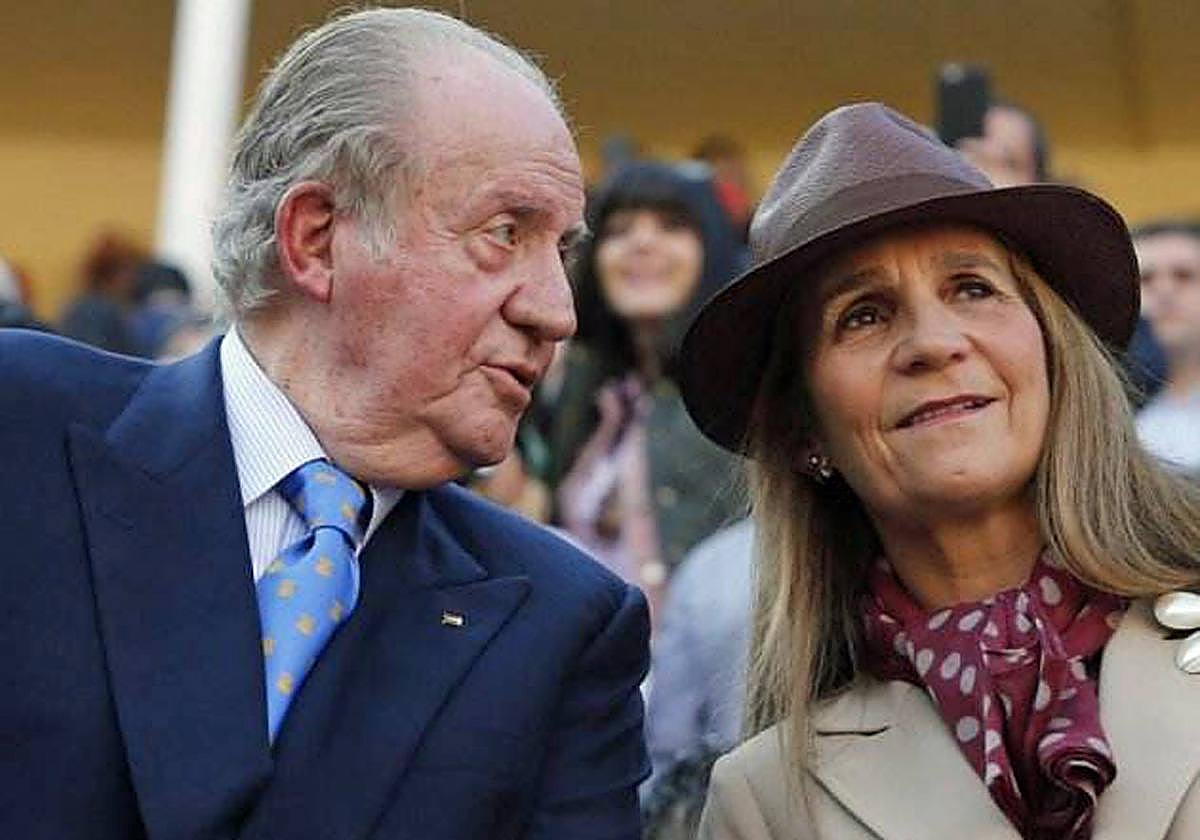 El Rey Juan Carlos con su hija la infanta Elena, en una imagen de archivo.