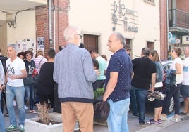 Varias personas se reúnen junto a la fachada de la Escuela de Música de Cuéllar.