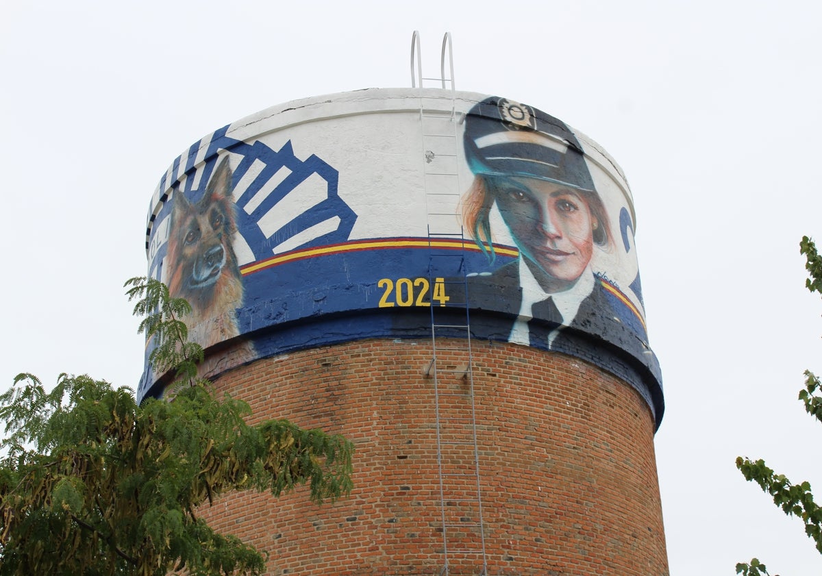 Imagen principal - Mural de Nano A. Lázaro en el depósito del agua medinense