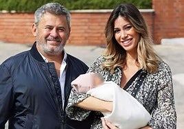 Miki Nadal y Helena Aldea con su hija Galatea, en octubre de 2022.