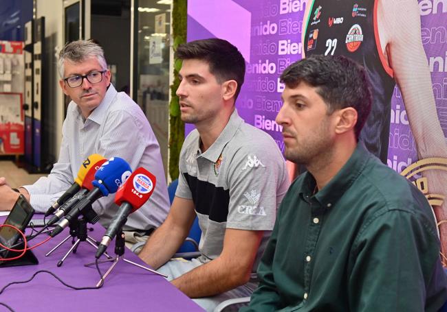 Sans, en el centro, escoltado por Quique Peral y Álvaro Peña (Cadielsa).