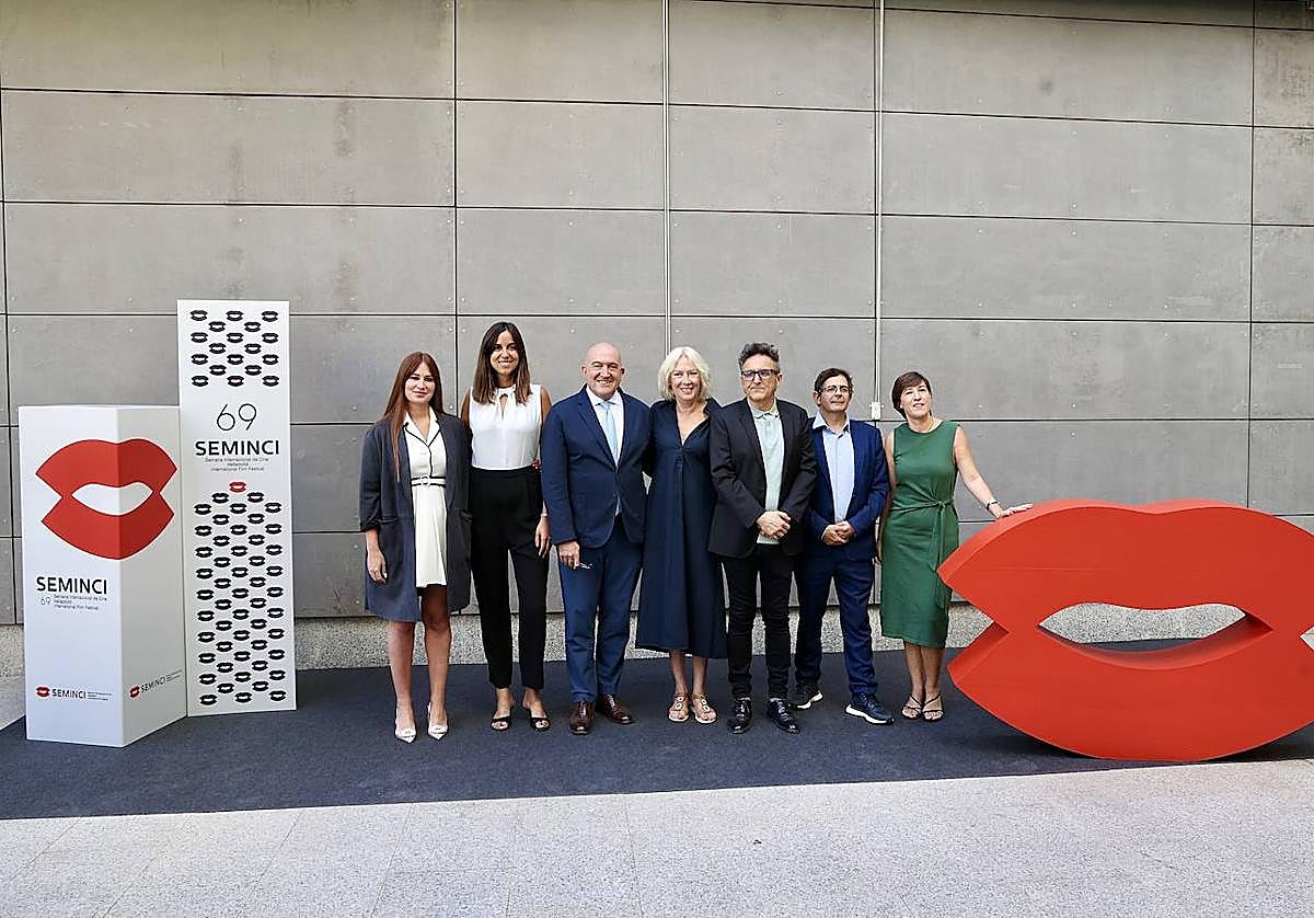 Susi Sánchez, presidenta de la Academia, entre Jesús Julio Carnero y José Luis Cienfuegos, junto a autoridades y patrocinadores.