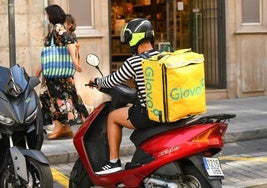 Repartidor de Glovo en la calle Duque de la Victoria.