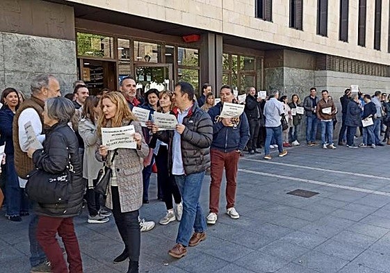 Protesta de funcionarios ante los Juzgados de Angustias, en una imagen de archivo.